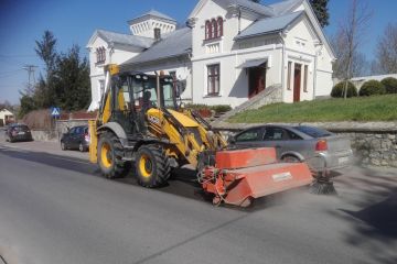 Wiosenne sprzątanie i remonty na drogach powiatu miechowskiego